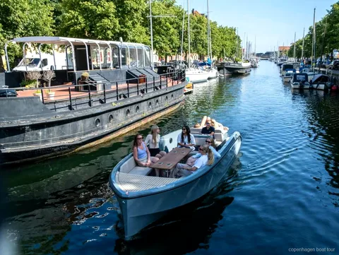 Capità guiant el vaixell durant el creuer pel port de l'autobús i vaixell per Copenhaguen