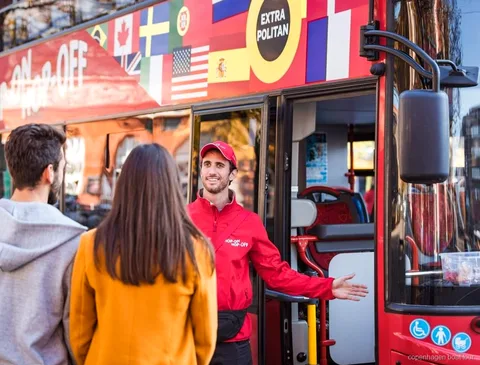GoBoat eléctrico del tour de autobús y barco de Copenhague navegando por el puerto
