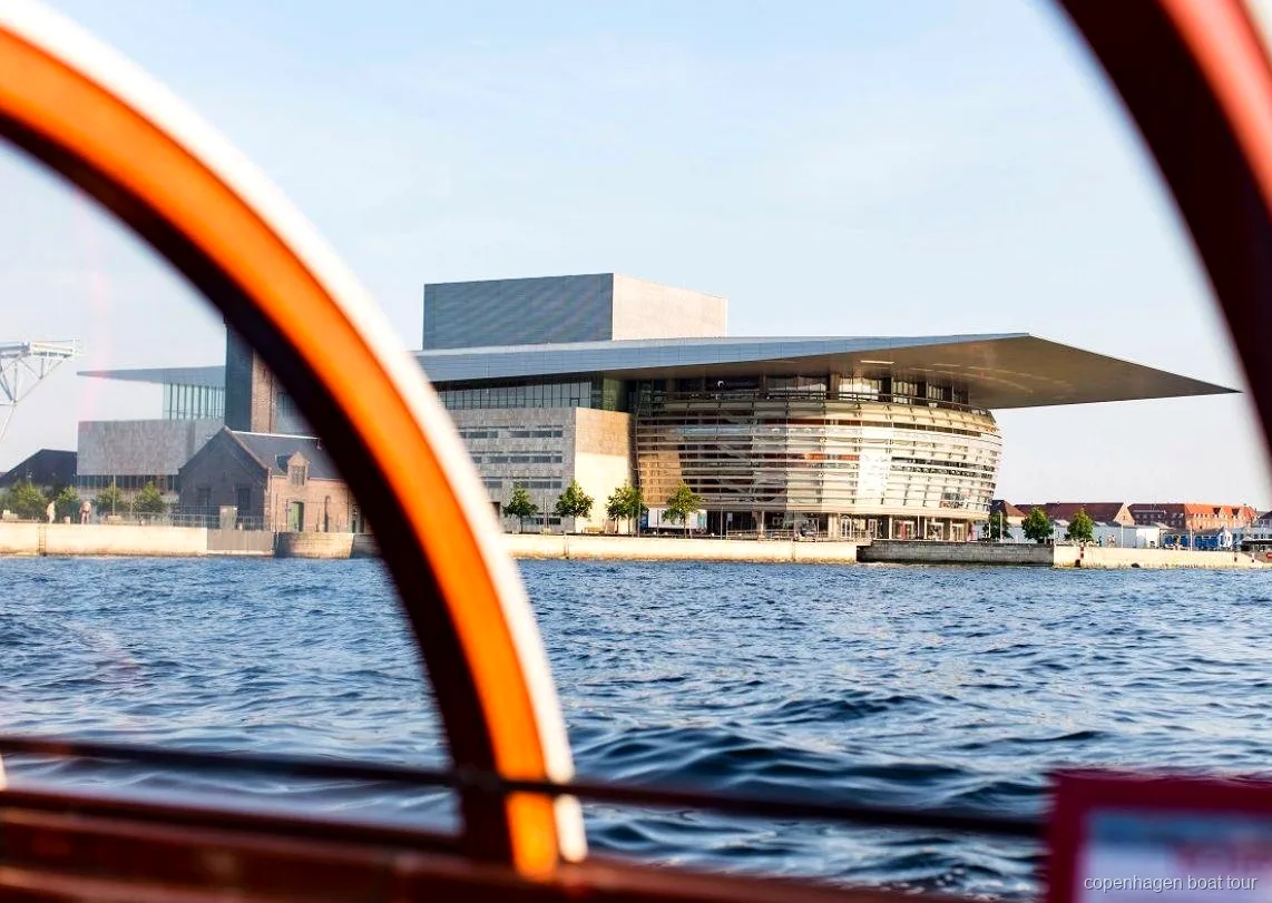 Øl og cider serveret på kanalturen med drinks i København