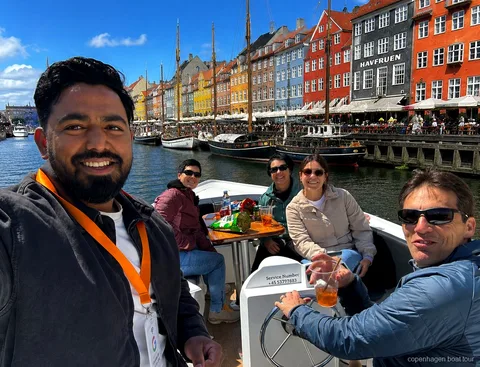 Petit bateau guidé du tour de luxe à Copenhague passant devant les monuments du port