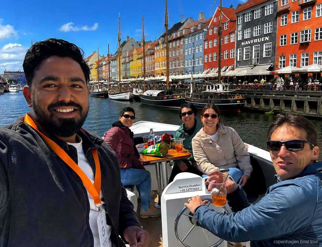 Petit bateau guidé du tour de luxe à Copenhague passant devant les monuments du port
