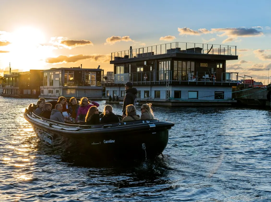 Petit bateau du tour des perles cachées de Copenhague passant devant les immeubles modernes de Nordhavn