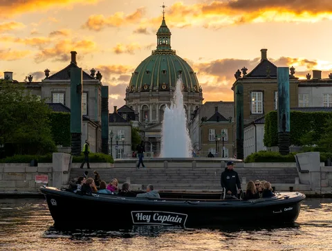 Voyageurs sur le tour en bateau social de 2 heures des perles cachées de Copenhague près du fort de Trekroner