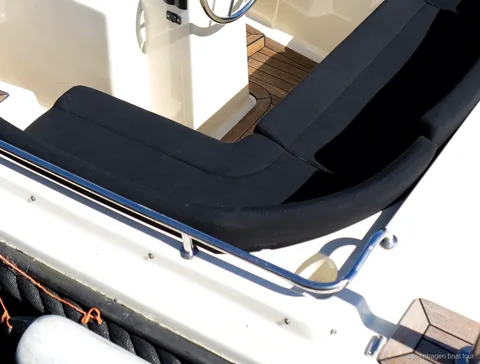 Invités détendus à bord du tour en bateau privé guidé à Copenhague près de Nyhavn