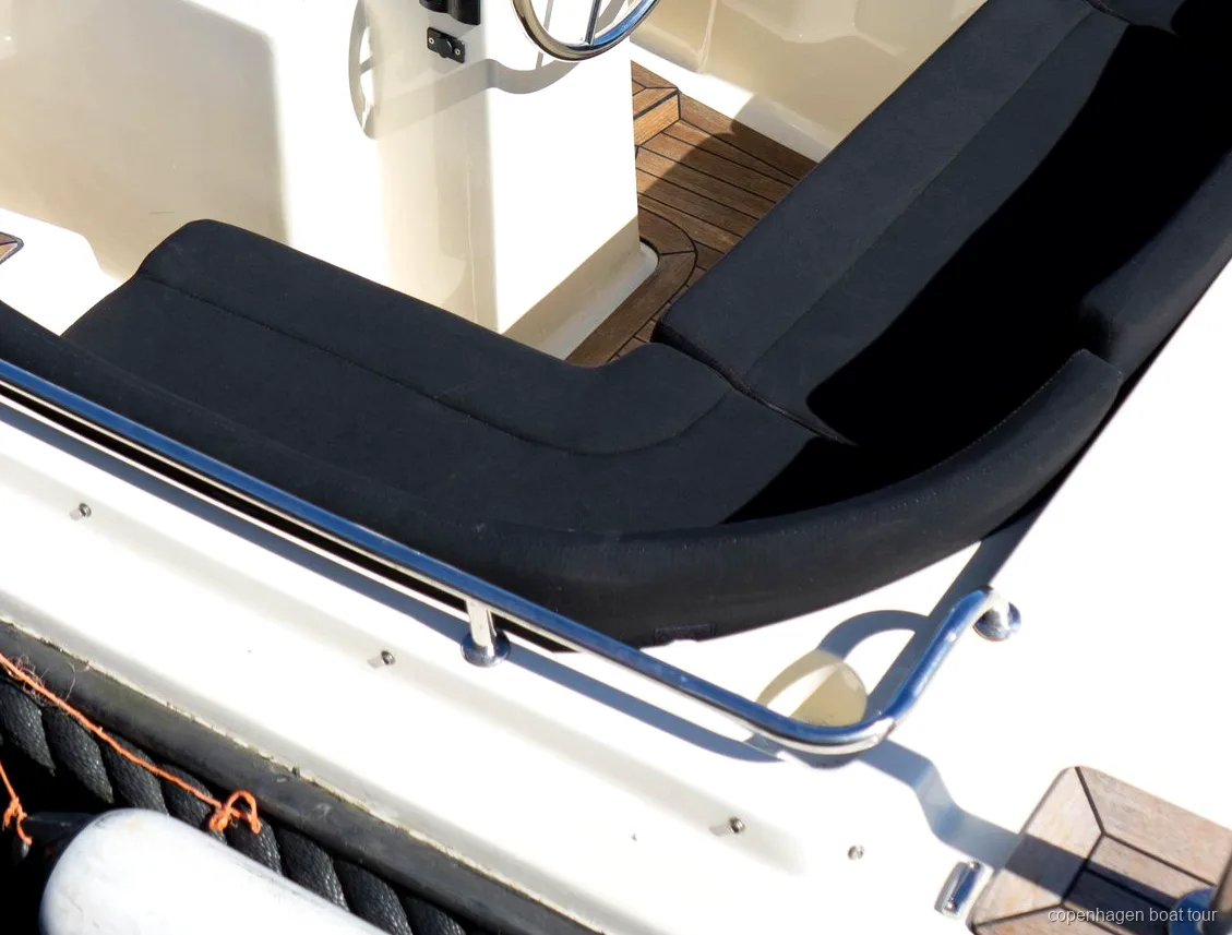 Invités détendus à bord du tour en bateau privé guidé à Copenhague près de Nyhavn