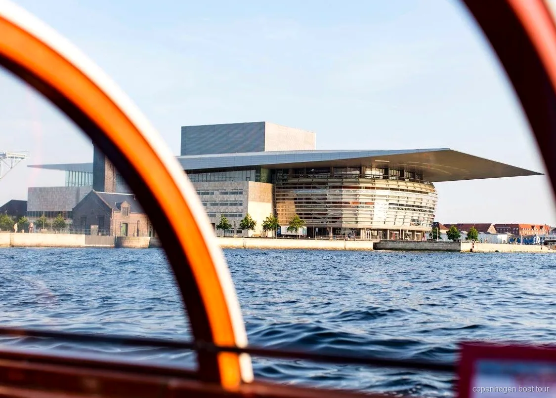 Bier und Cider serviert bei der Kopenhagen Bootstour mit Getränken