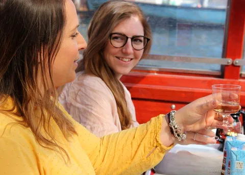 Groep geniet van drankjes op een overdekte boottocht met drankjes in Kopenhagen