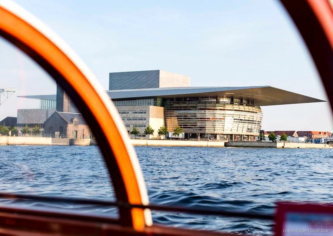 Bier en cider geschonken tijdens de boottocht met drankjes Kopenhagen