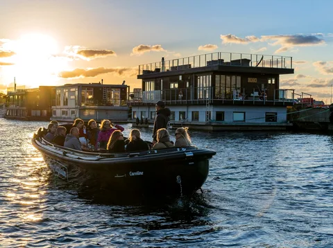 Kleine boot op de boottocht verborgen plekken Kopenhagen vaart langs moderne Nordhavn gebouwen