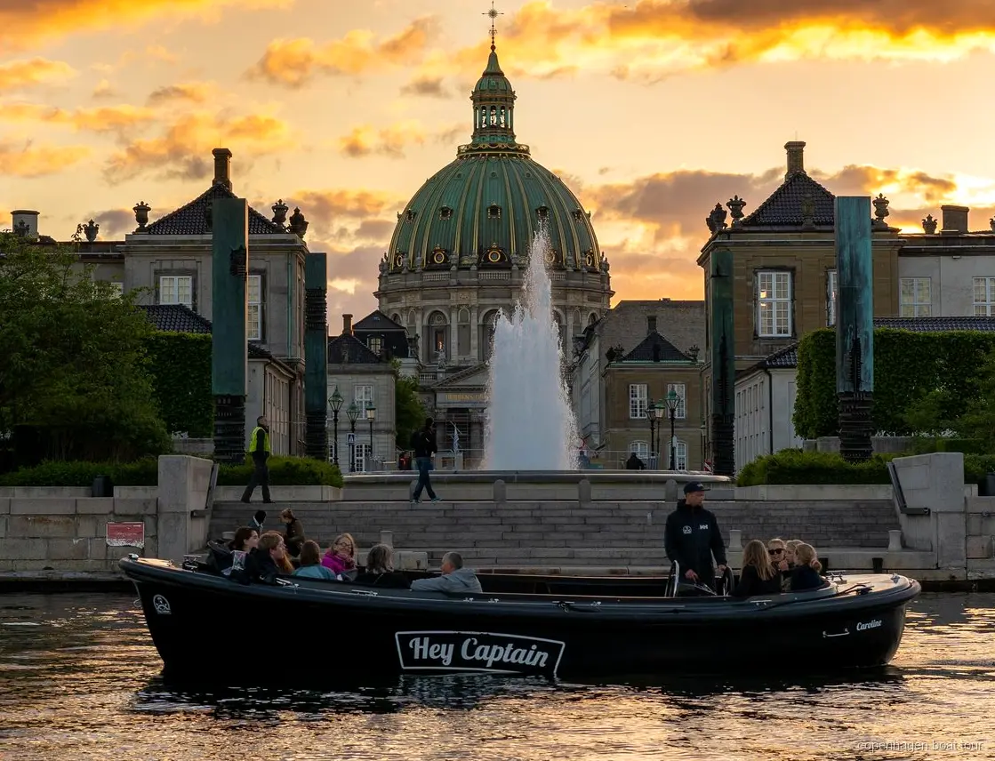 Reizigers op de boottocht verborgen plekken Kopenhagen van 2 uur bij Trekroner Fort