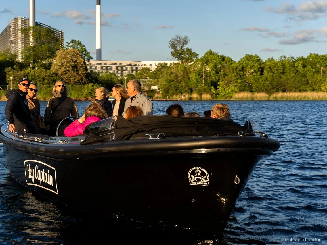 Uitzicht op de oude stadsgrachten van Kopenhagen tijdens de route van de verborgen-plekken boottocht