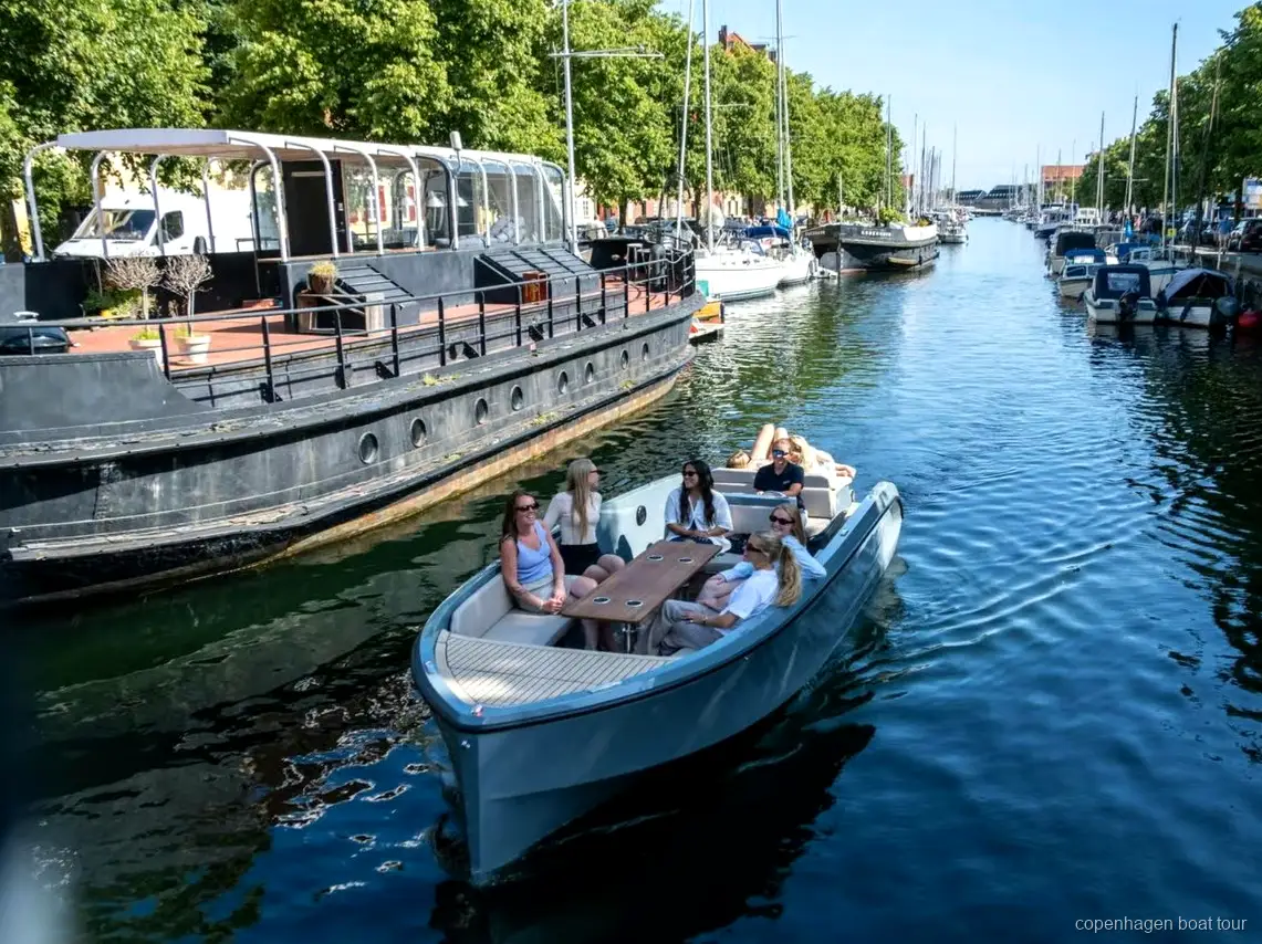 Kapitein begeleidt de boot tijdens de havenrondvaart van de bus- en boottocht Kopenhagen