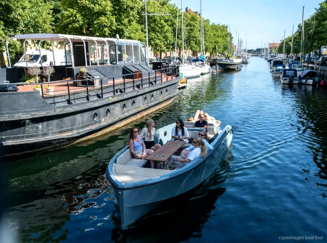 Capitaine guidant le bateau du combiné bus et bateau à Copenhague dans le port