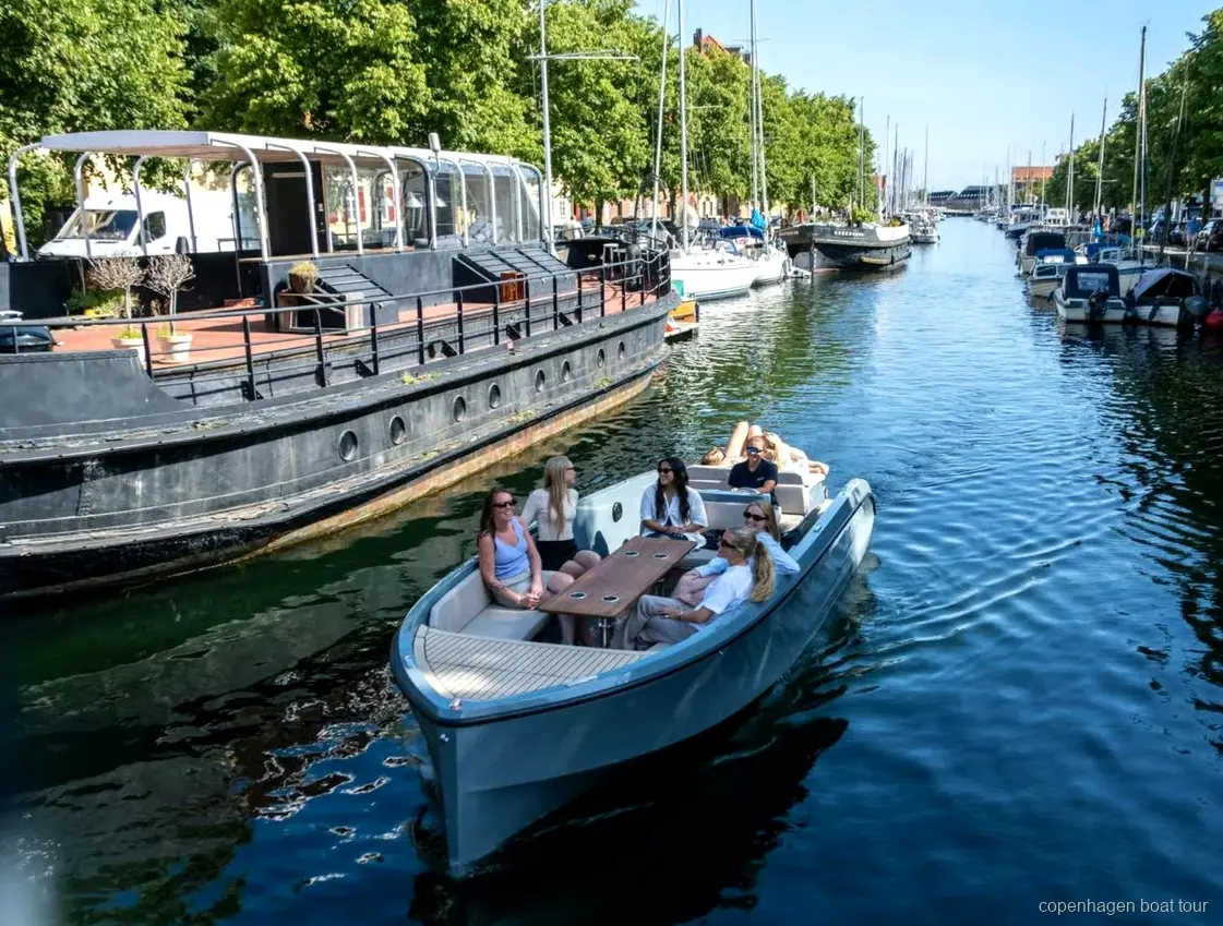 Captain guiding the boat on the Copenhagen bus and boat tour harbour cruise