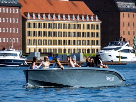 Captain guiding the Copenhagen electric canal tour past Amalienborg Palace