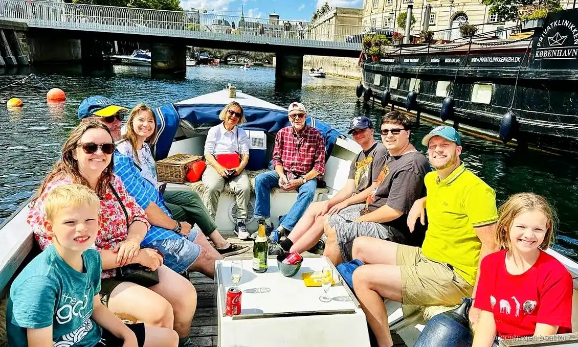 Vaixell privat petit en un estatge de Copenhaguen navegant pels canals