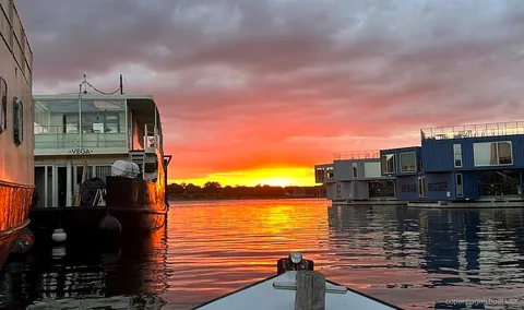 Capitano privato che guida la crociera privata in barca a Copenaghen davanti al lungomare
