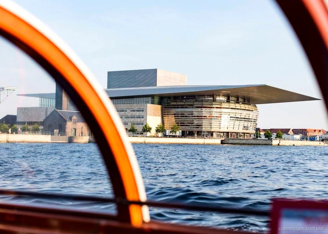 Birra e sidro serviti sulla crociera sui canali di Copenaghen con drink
