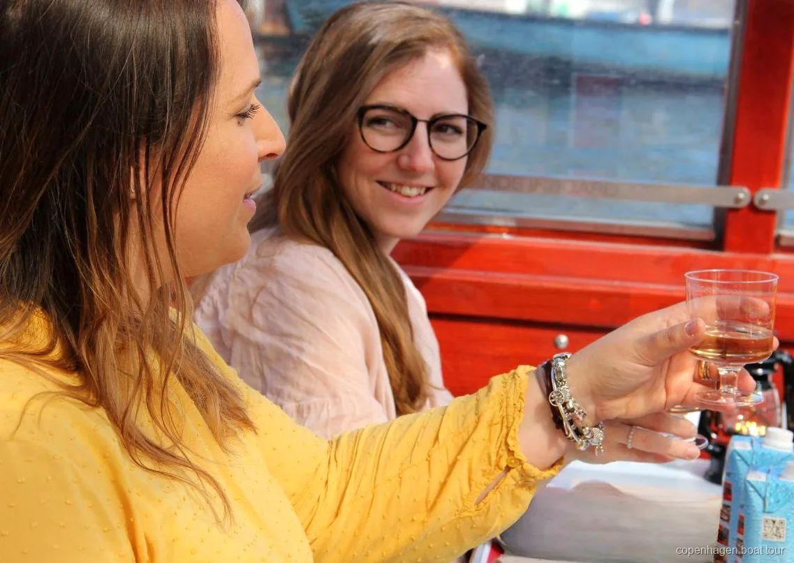 Groupe profitant de boissons sur un bateau couvert lors de la croisière sur les canaux de Copenhague