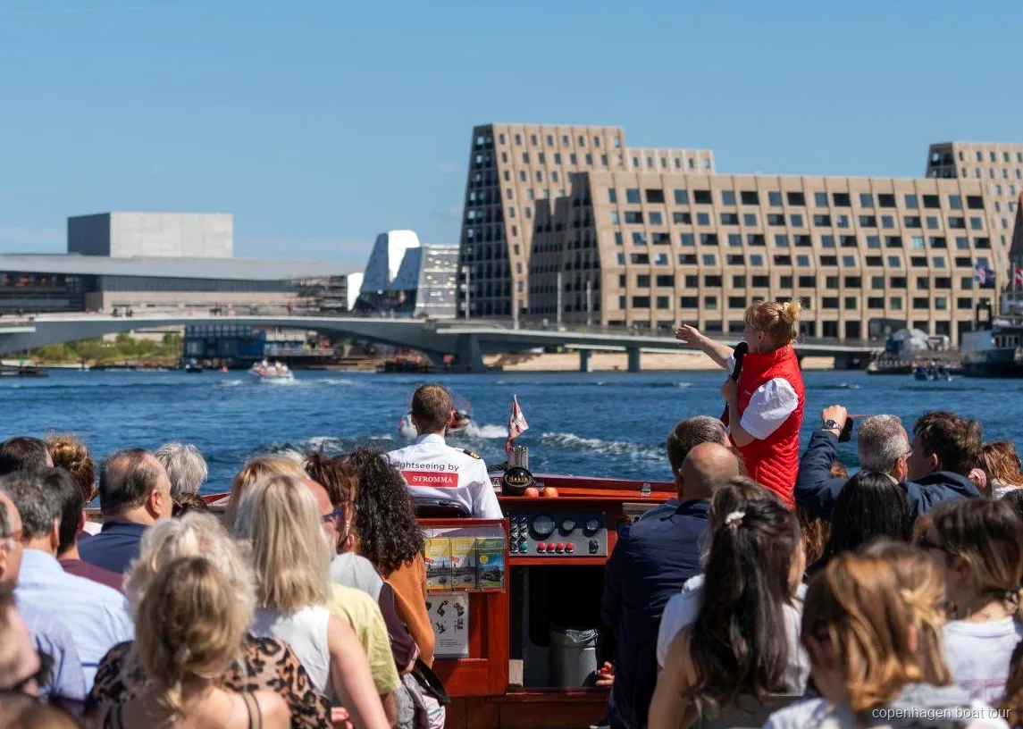 Croisière sur les canaux de Copenhague passant devant le palais de Christiansborg
