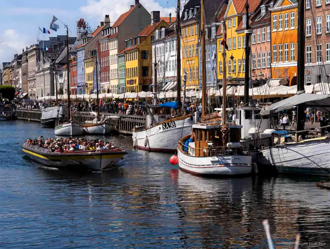 Guide commentant la croisière sur les canaux de Copenhague près de la statue de la Petite Sirène