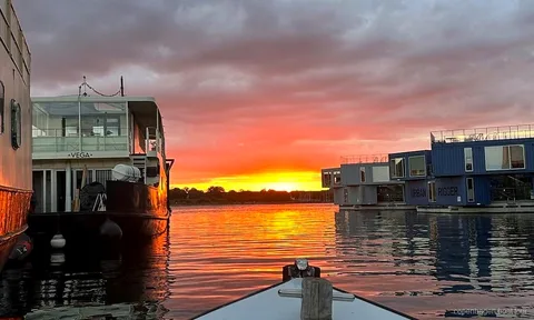 Capitaine privé pilotant une croisière privée en bateau à Copenhague devant des bâtiments du front de mer
