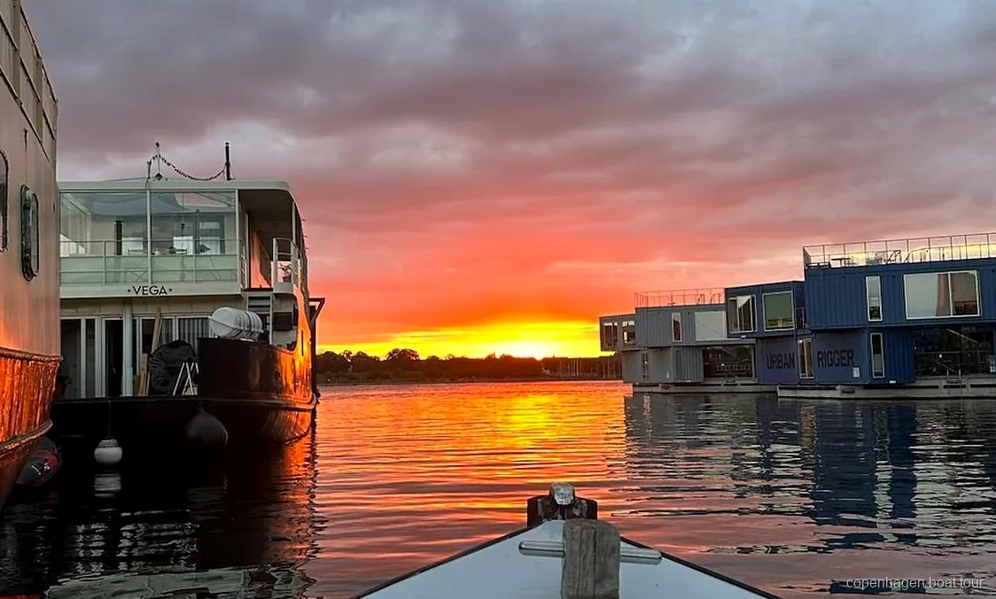 Capitaine privé pilotant une croisière privée en bateau à Copenhague devant des bâtiments du front de mer