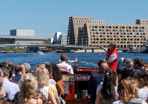 Crucero por los canales de Copenhague pasando junto al Palacio de Christiansborg por el agua