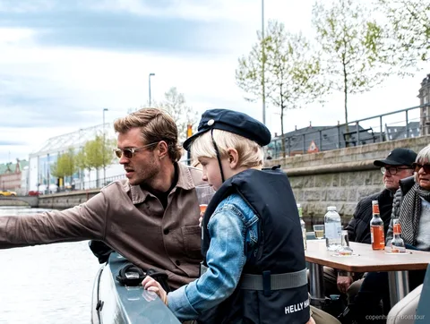 Kleine groep passagiers op de elektrische boottocht Kopenhagen nabij Nyhavn