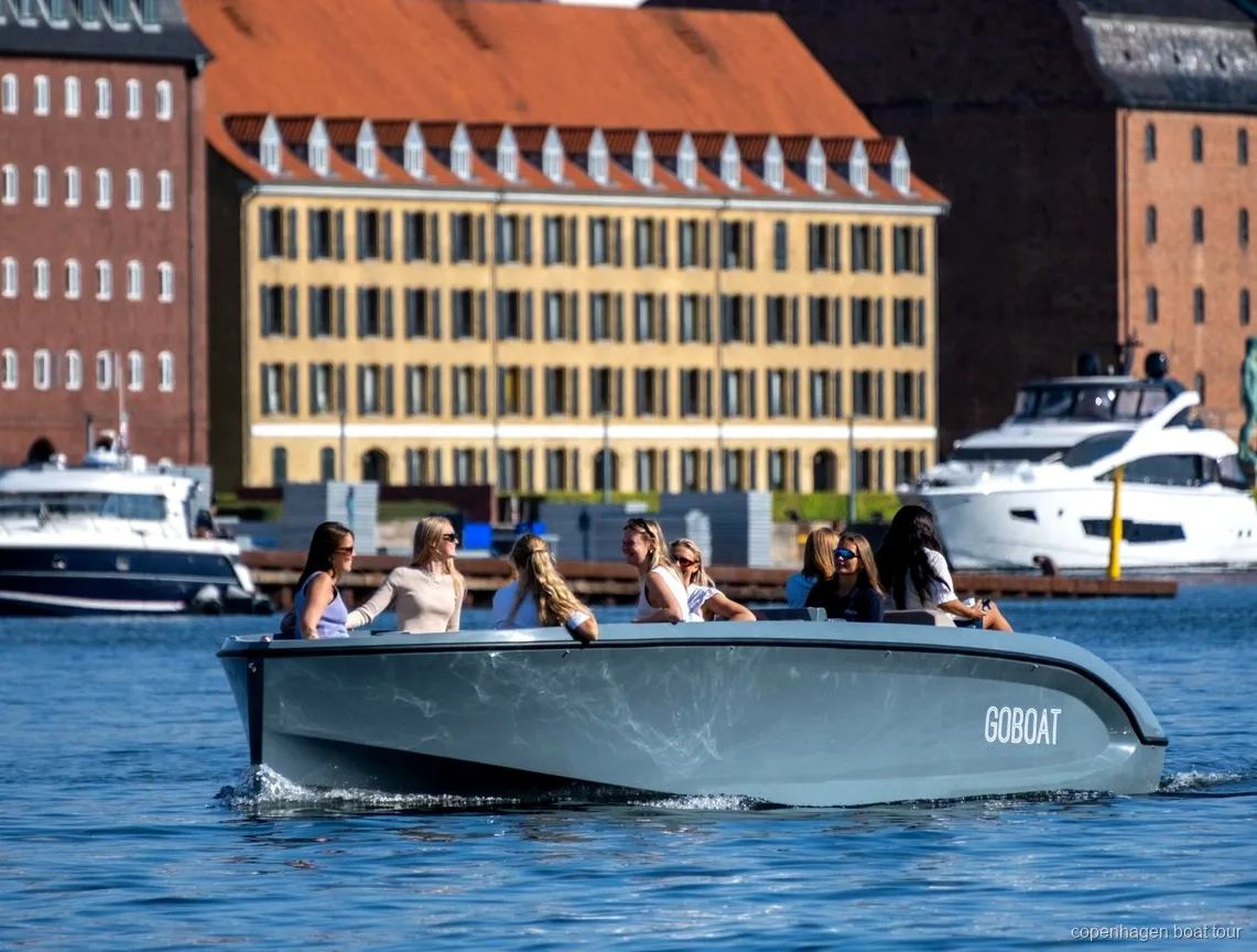 Kapitein begeleidt de elektrische boottocht Kopenhagen langs Amalienborg Palace
