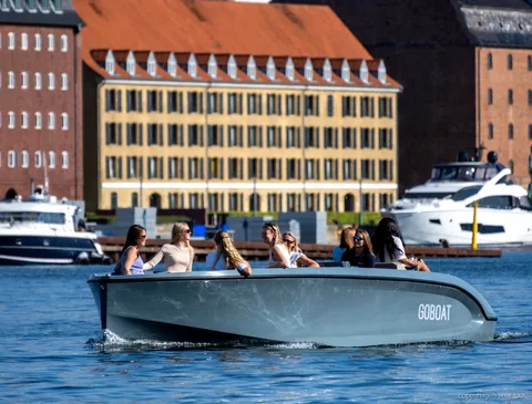 Kapitän führt die Kopenhagen elektrische Kanaltour an Schloss Amalienborg vorbei