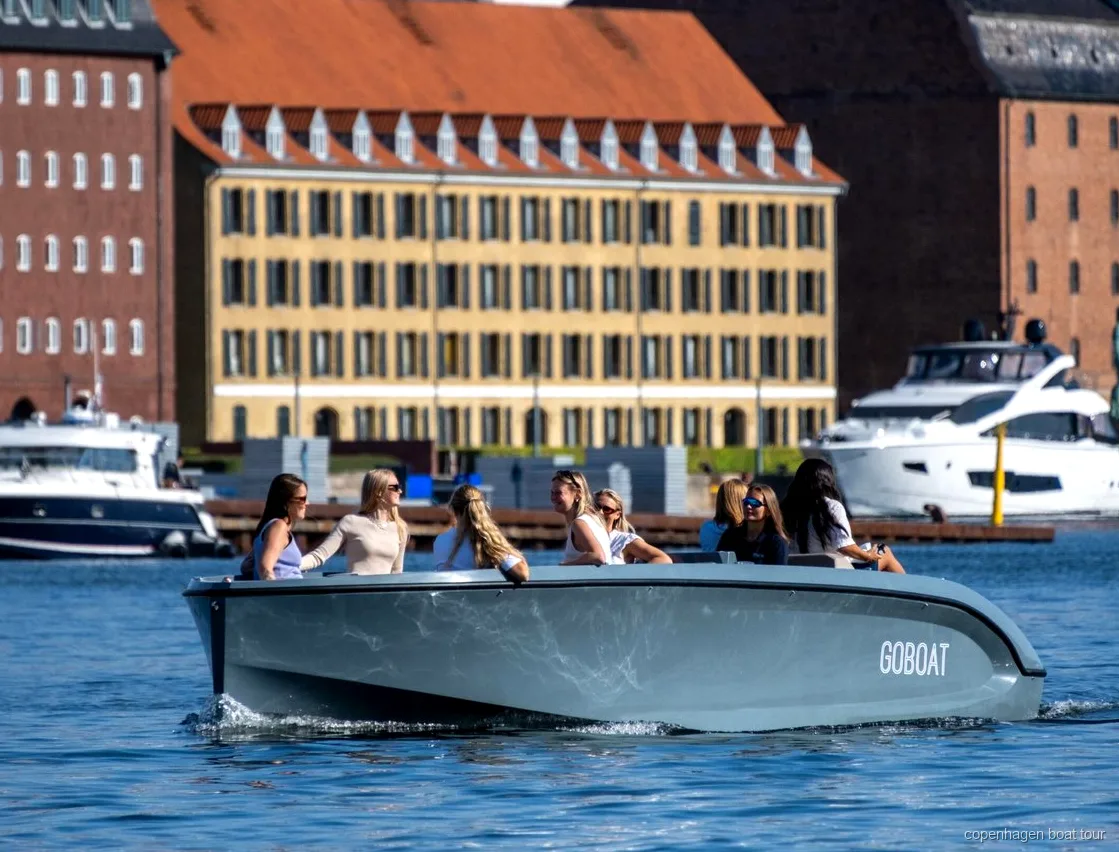 Kapitän führt die Kopenhagen elektrische Kanaltour an Schloss Amalienborg vorbei
