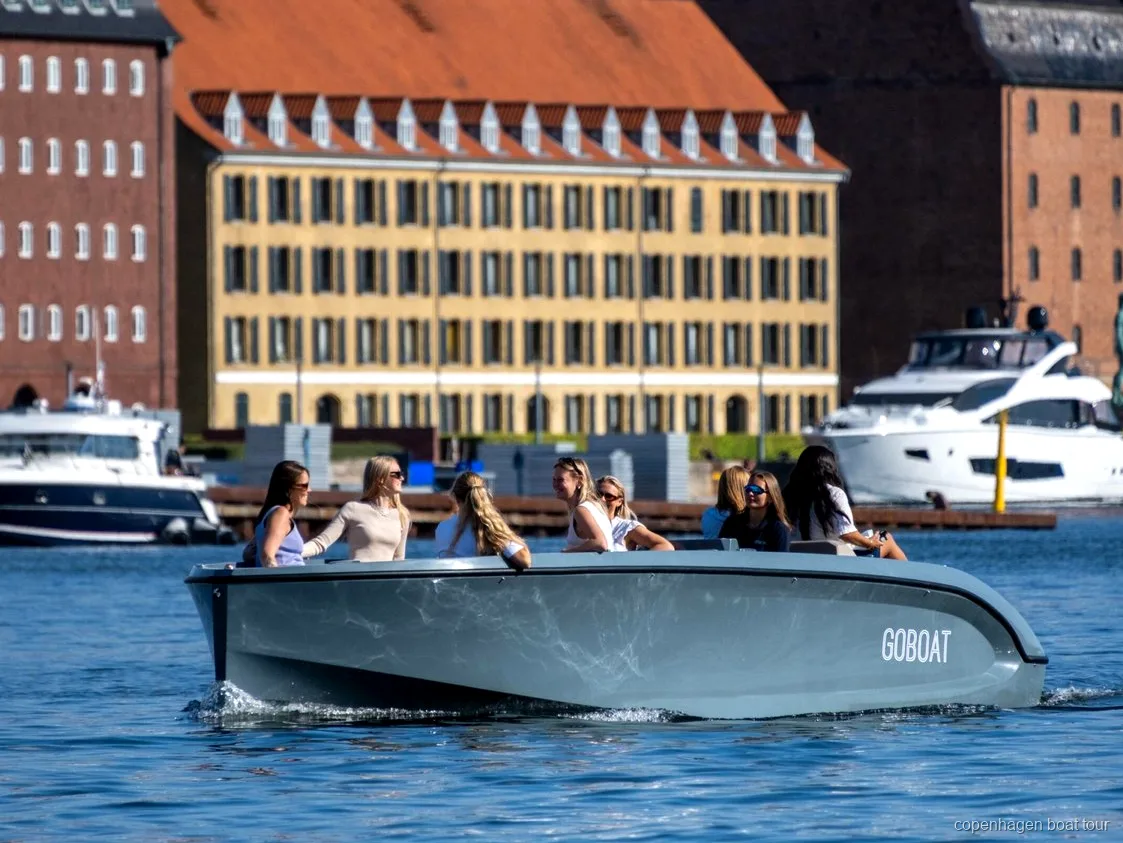 Kaptajn guider den elektriske kanaltur forbi Amalienborg Slot