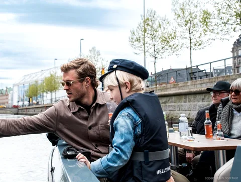 Liten grupp passagerare på den elektriska kanalturens båt i Köpenhamn nära Nyhavn