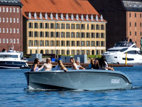 Kapten guidar den elektriska kanalturen förbi Amalienborg Slot
