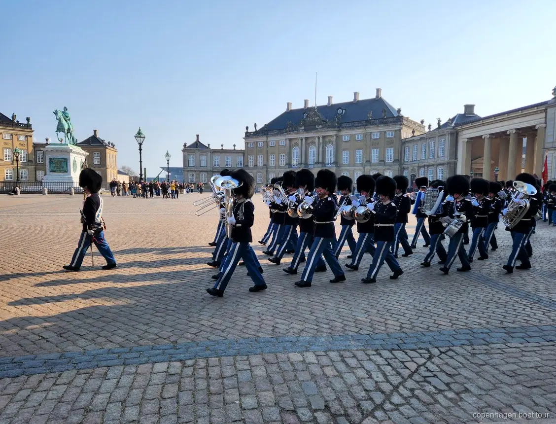Nyhavns hamnfront under gåturen och kanalturen i Köpenhamn