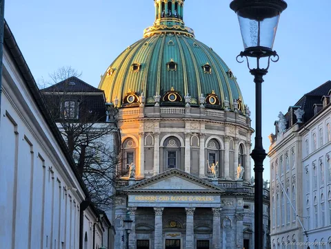 Guide leder en gruppe på gåturen og kanalturen i København gennem bymidten