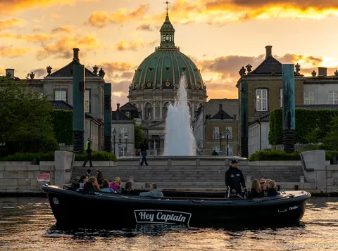 Reisende auf der Kopenhagen 2-Stunden-Geheimtipp-Bootstour nahe Trekroner Fort