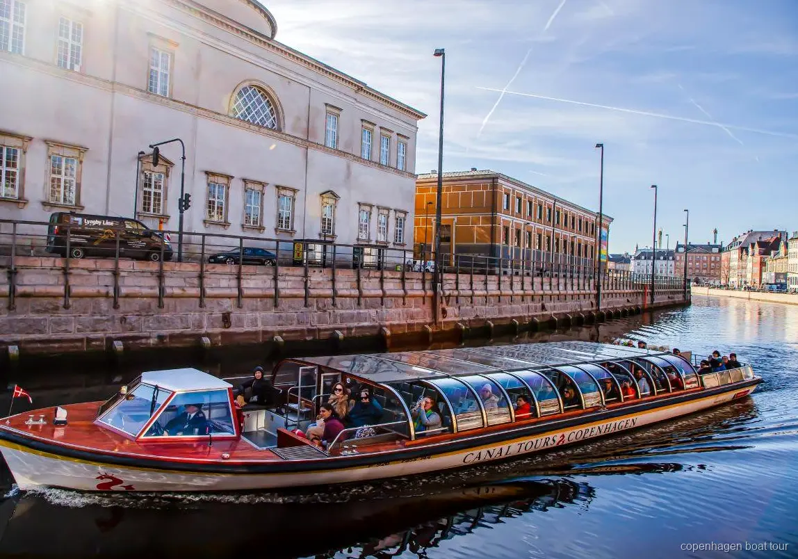 Battello per il giro in battello a Copenaghen che naviga vicino a Ved Stranden