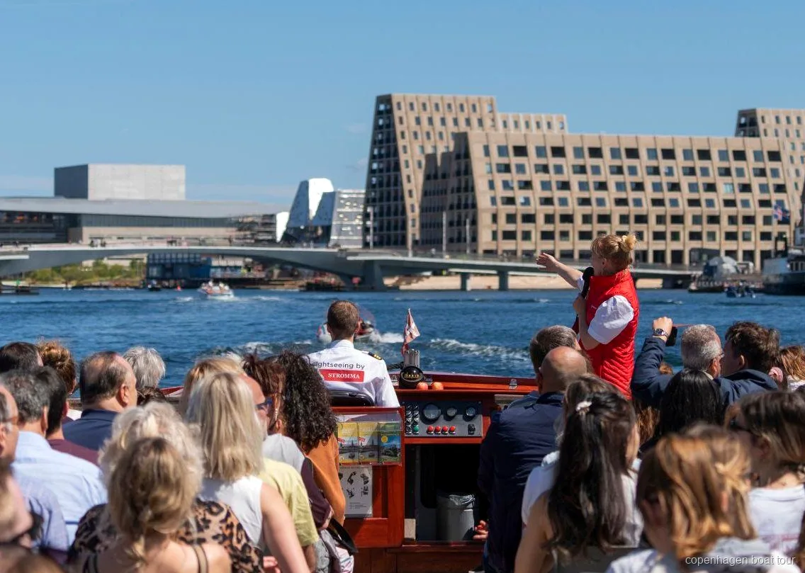 Giro in battello a Copenaghen che passa davanti al Palazzo di Christiansborg