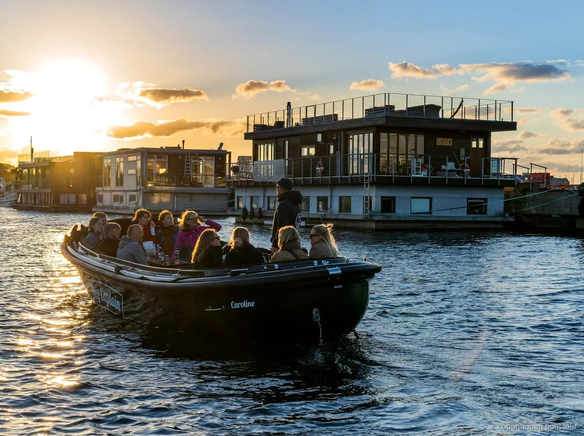 Piccola barca del giro tra i luoghi nascosti di Copenaghen che passa davanti a Nordhavn