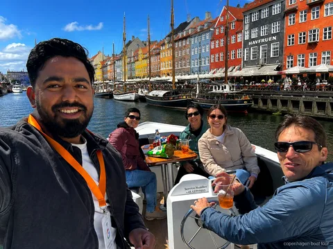 Piccola barca guidata del giro in battello di lusso a Copenaghen davanti ai monumenti del porto