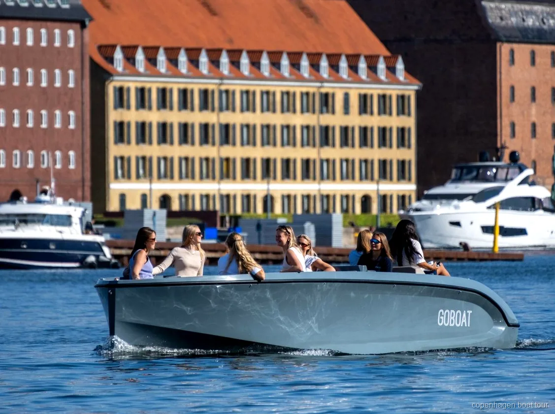 Capitano che guida il giro in battello elettrico a Copenaghen davanti al Palazzo di Amalienborg