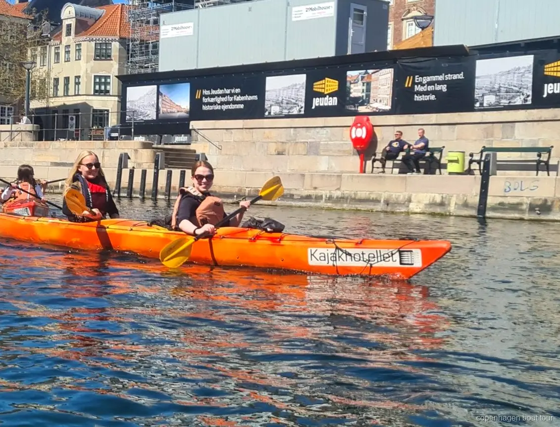 Kajakroere padler havnekajakturen i København forbi historiske vandkantsbygninger