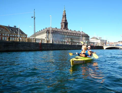 Padlere på havnekajakturen i København på vej ind i Christianshavns kanaler