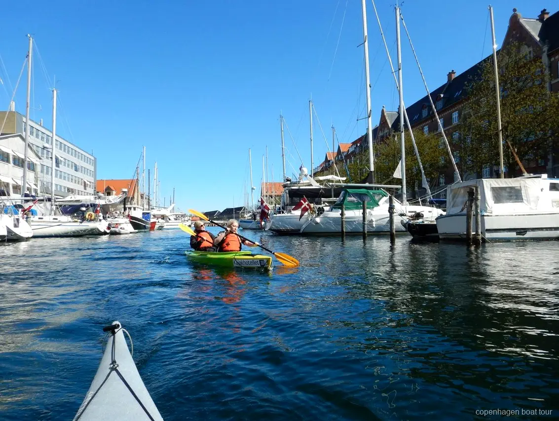 Dubbele zeekajak gebruikt op de kajaktocht Kopenhagen haven nabij Kalvebod Bølge