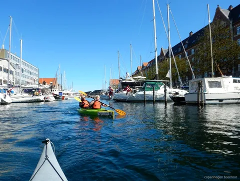 Doppel-Seekajak der Kopenhagen Kajaktour im Hafen nahe Kalvebod Bølge