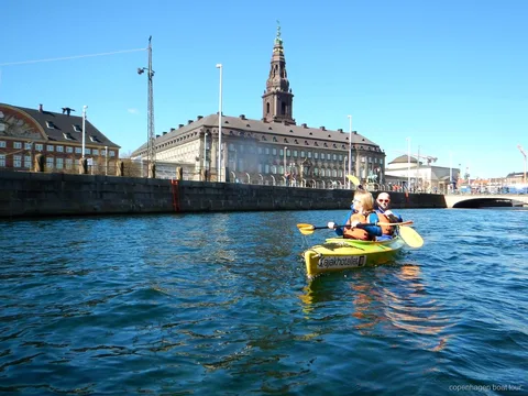 Paddler der Kopenhagen Kajaktour im Hafen fahren in Christianshavns Kanäle ein