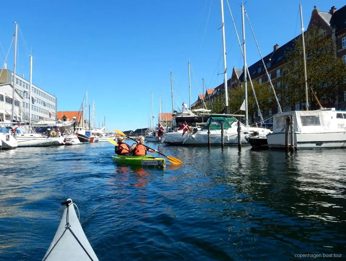 Dubbel havskajak som används på kajakturen i Köpenhamns hamn nära Kalvebod Bølge