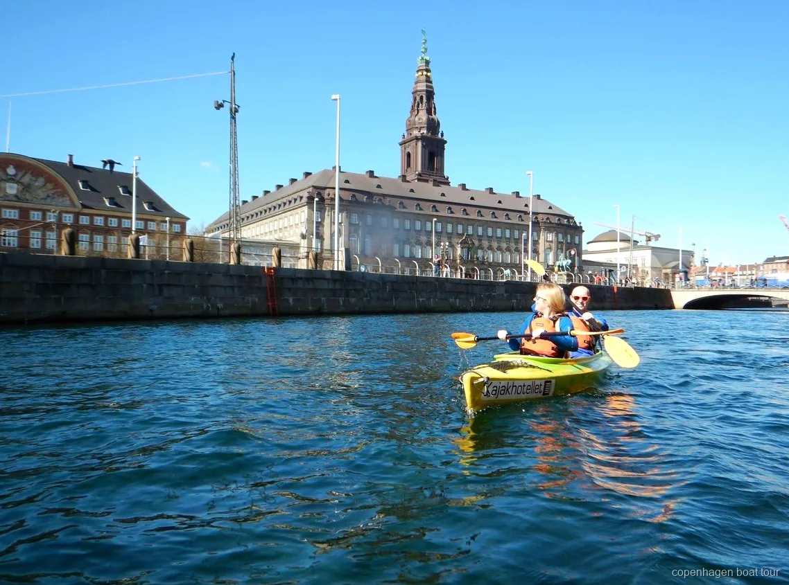 Paddlare på kajakturen i Köpenhamns hamn på väg in i Christianshavns kanaler